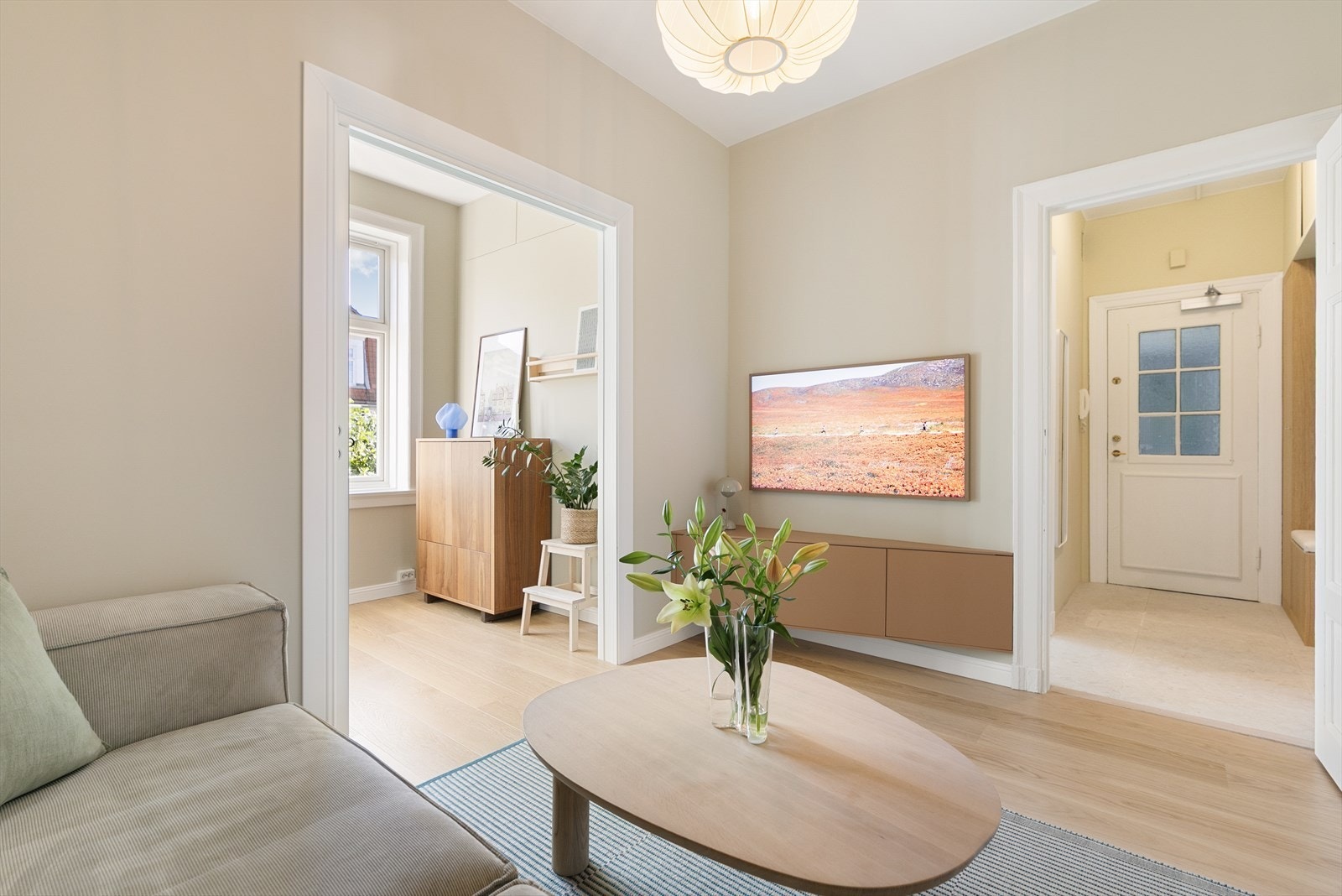 Den plassbygde, vegghengte TV-benken gir rommet et stilrent og gjennomført uttrykk, samtidig som den byr på praktisk oppbevaring. Galleribilde