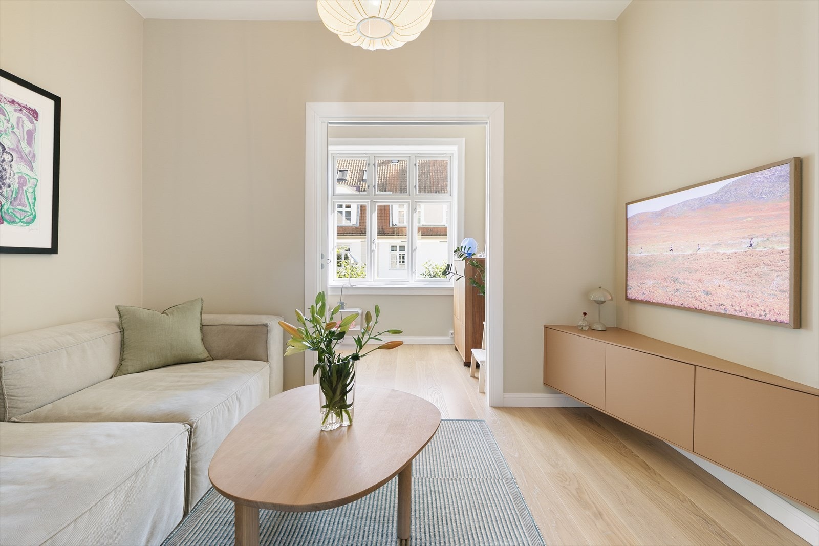 Stuen ligger i åpen forbindelse med et tilstøtende soverom, adskilt med skyvedør. Galleribilde