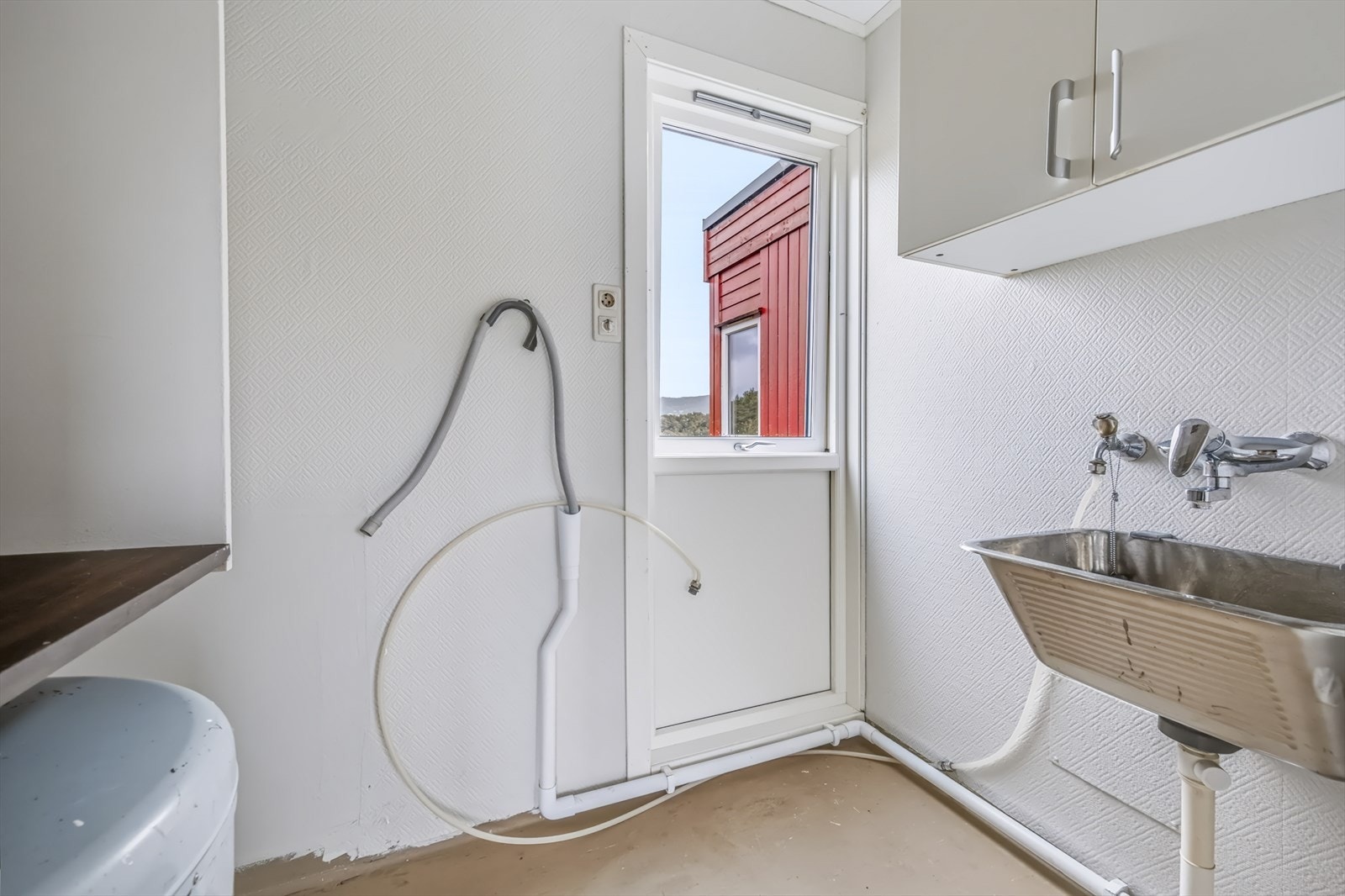 Praktisk vaskerom i andre etasje utstyrt med utslagsvask og varmtvannsbereder. Galleribilde