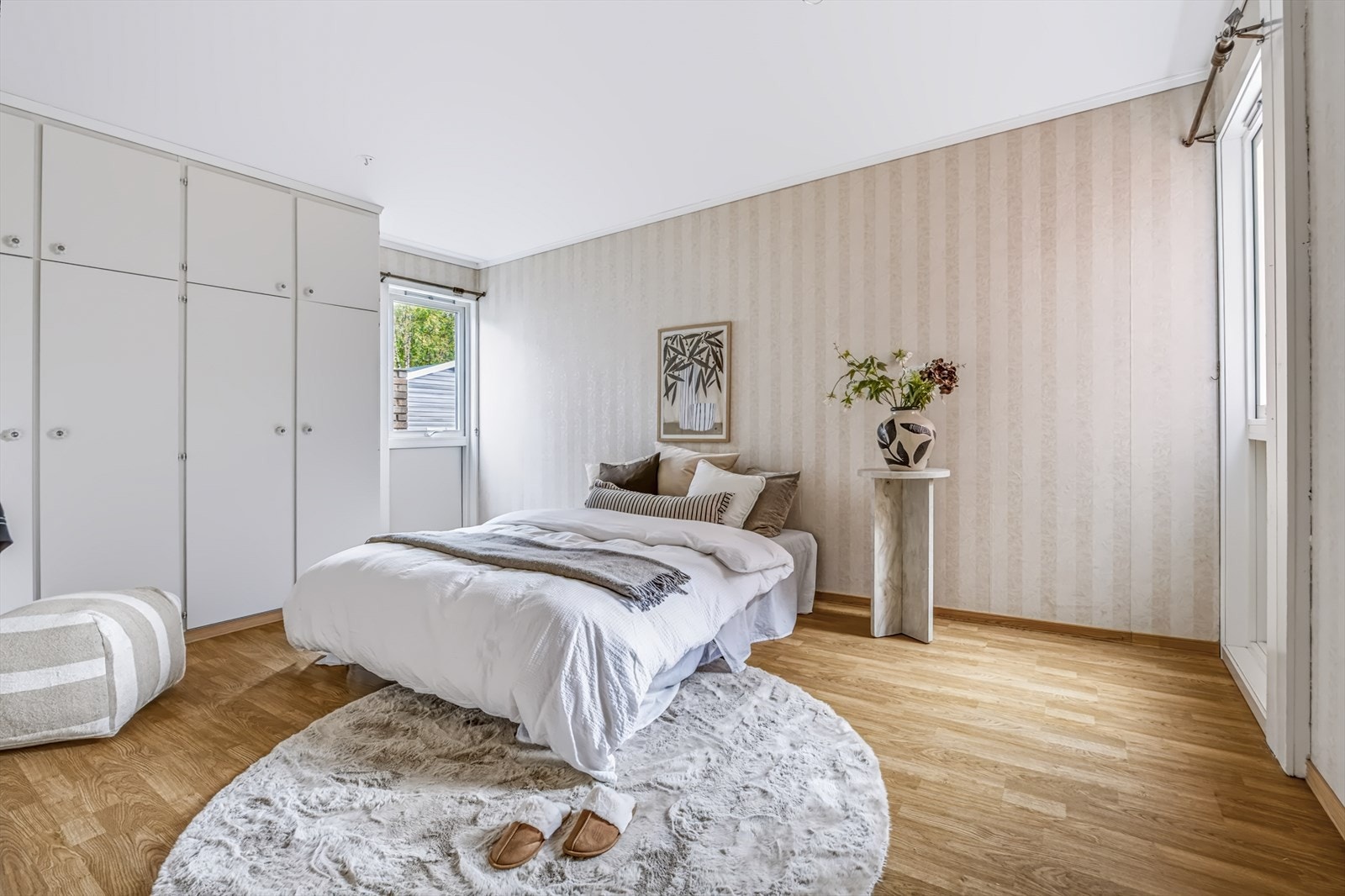 Hovedsoverommet har god plass til dobbeltseng, plassbygde garderobeskap og direkte utgang til hagen. Galleribilde