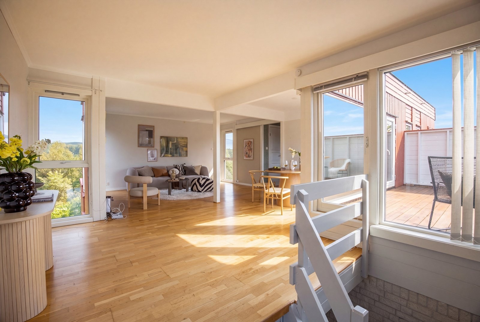 Halvpart av vertikaldelt tomannsbolig over to plan med utgang til flott hage og terrasse. Galleribilde