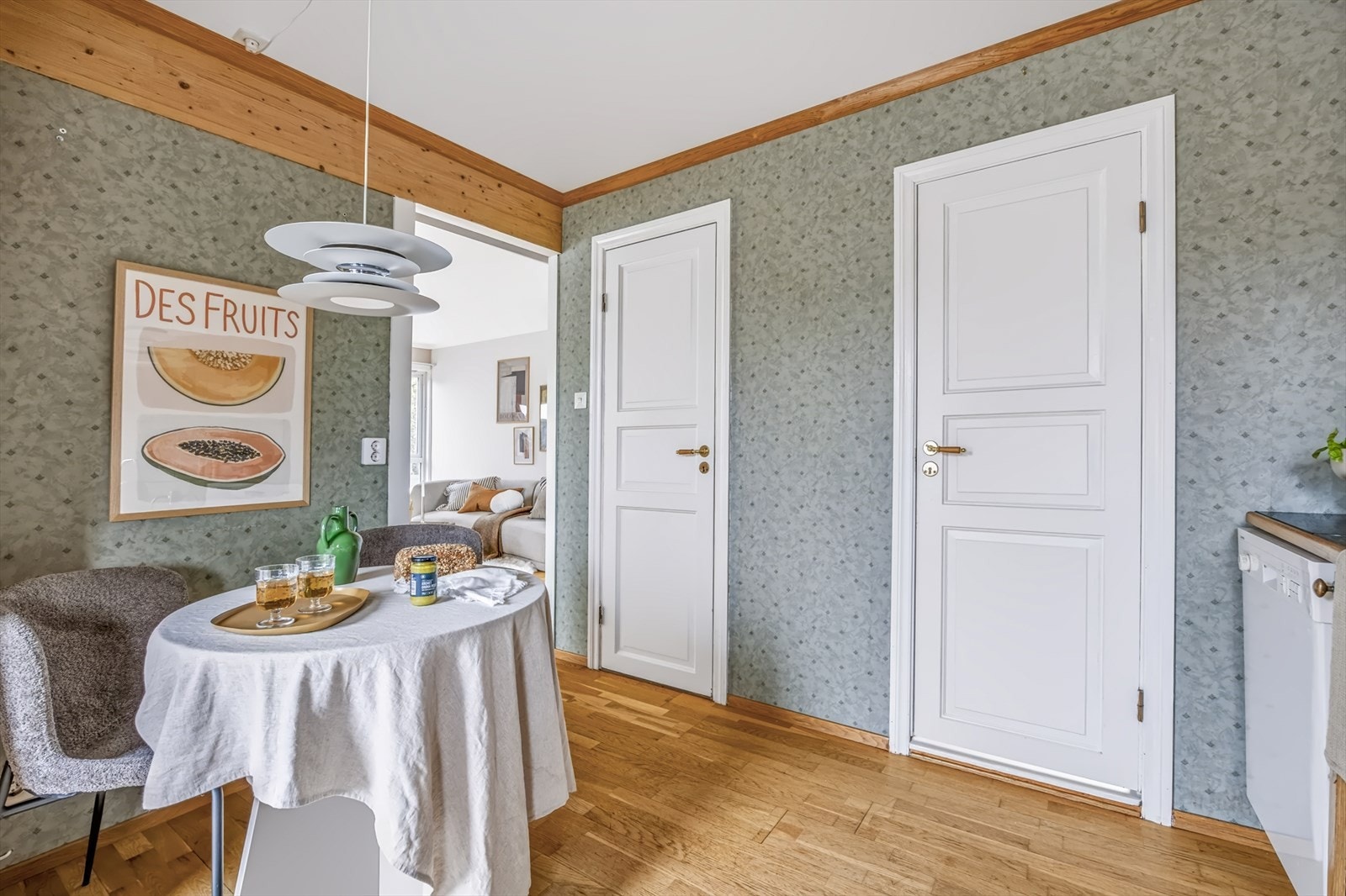 Kjøkkenet har plass til frokostbord. Fra kjøkken er det også tilkomst til vaskerom og bod. Galleribilde