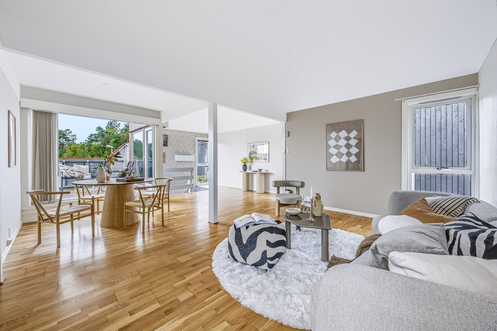 Den romslige planløsningen i stuen gir god plass til både spisebord og sofagruppe. Galleribilde