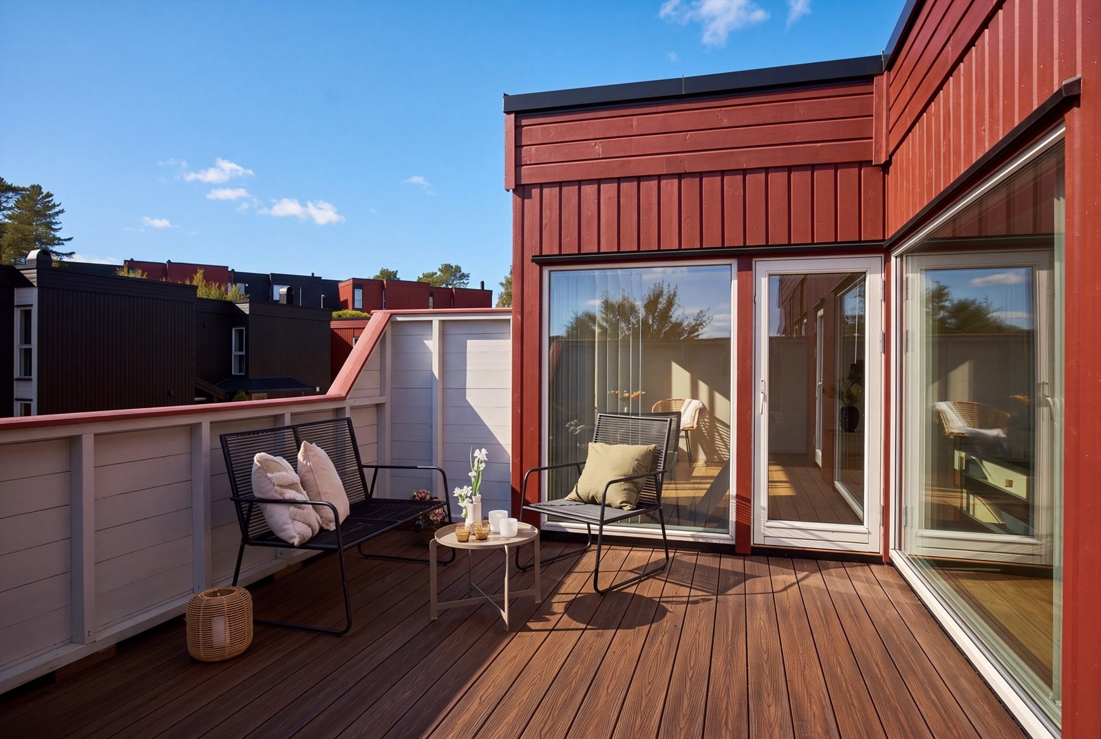 Terrassen har slitesterke komposittbord og direkte inngang til både stue og kjøkken. Galleribilde