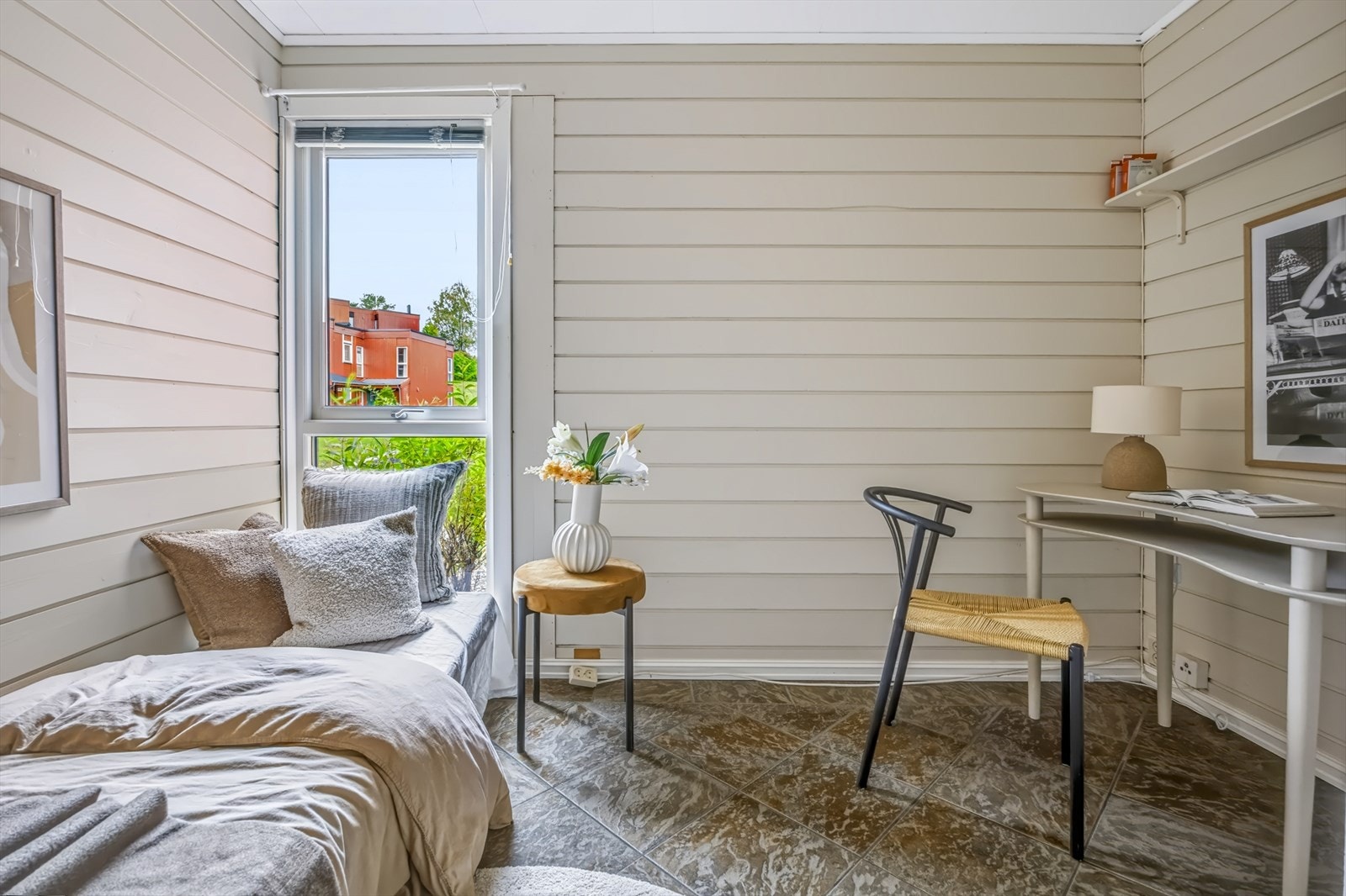 Rommet har vindu mot hagen og plass til skrivebord eller annet ønskelig møblement. Det er anbefalt å søke bruksendring til kommunen. Galleribilde