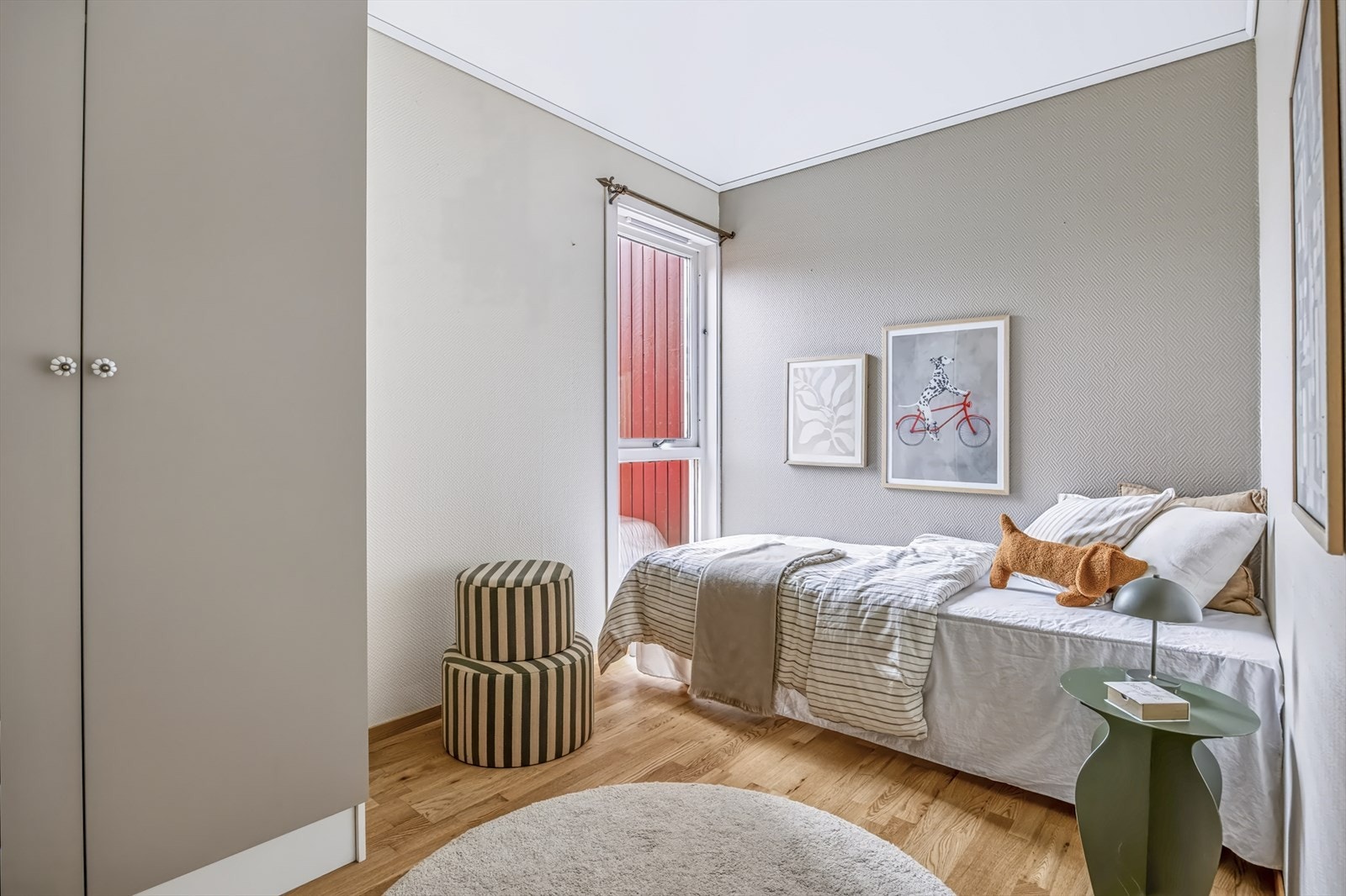 Soverom med parkett på gulv, garderobeskap og plass til seng og skrivebord. Galleribilde