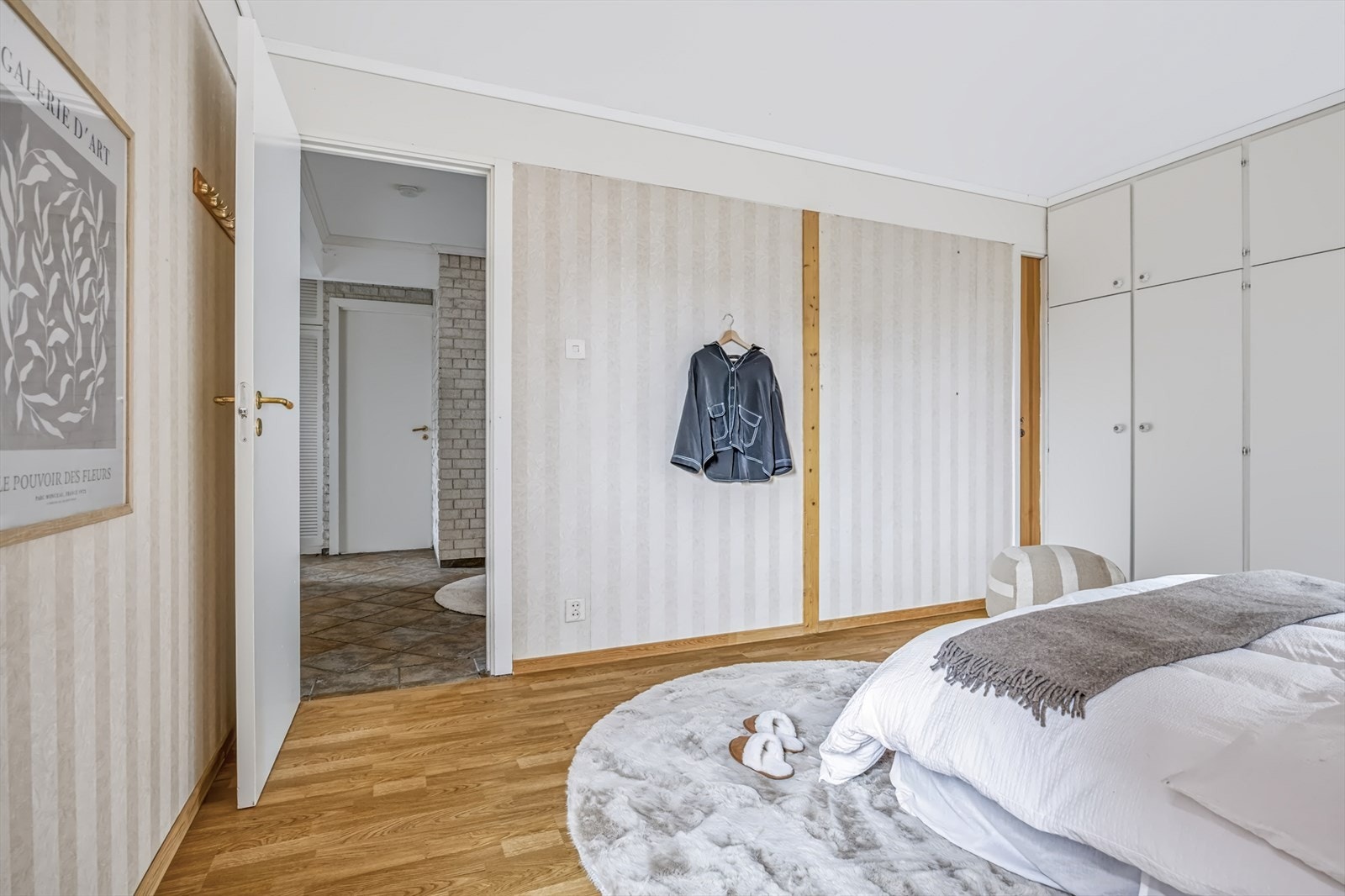 Garderobeskap gir god oppbevaringsplass på soverommet. Galleribilde