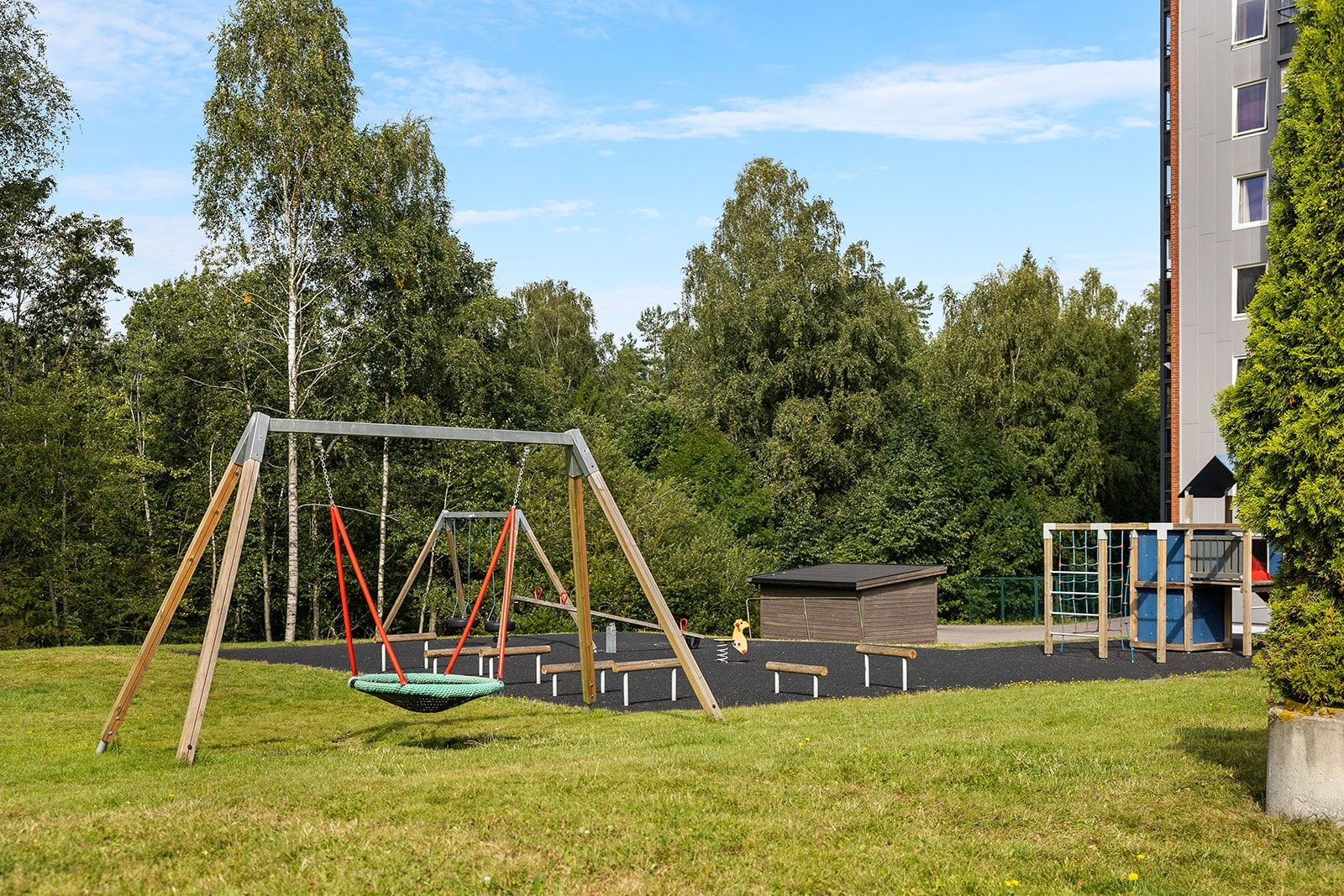 Borettslaget har pent opparbeidede fellesarealer med lekeplass og store plenområder. Her vil både store og små trives! Galleribilde