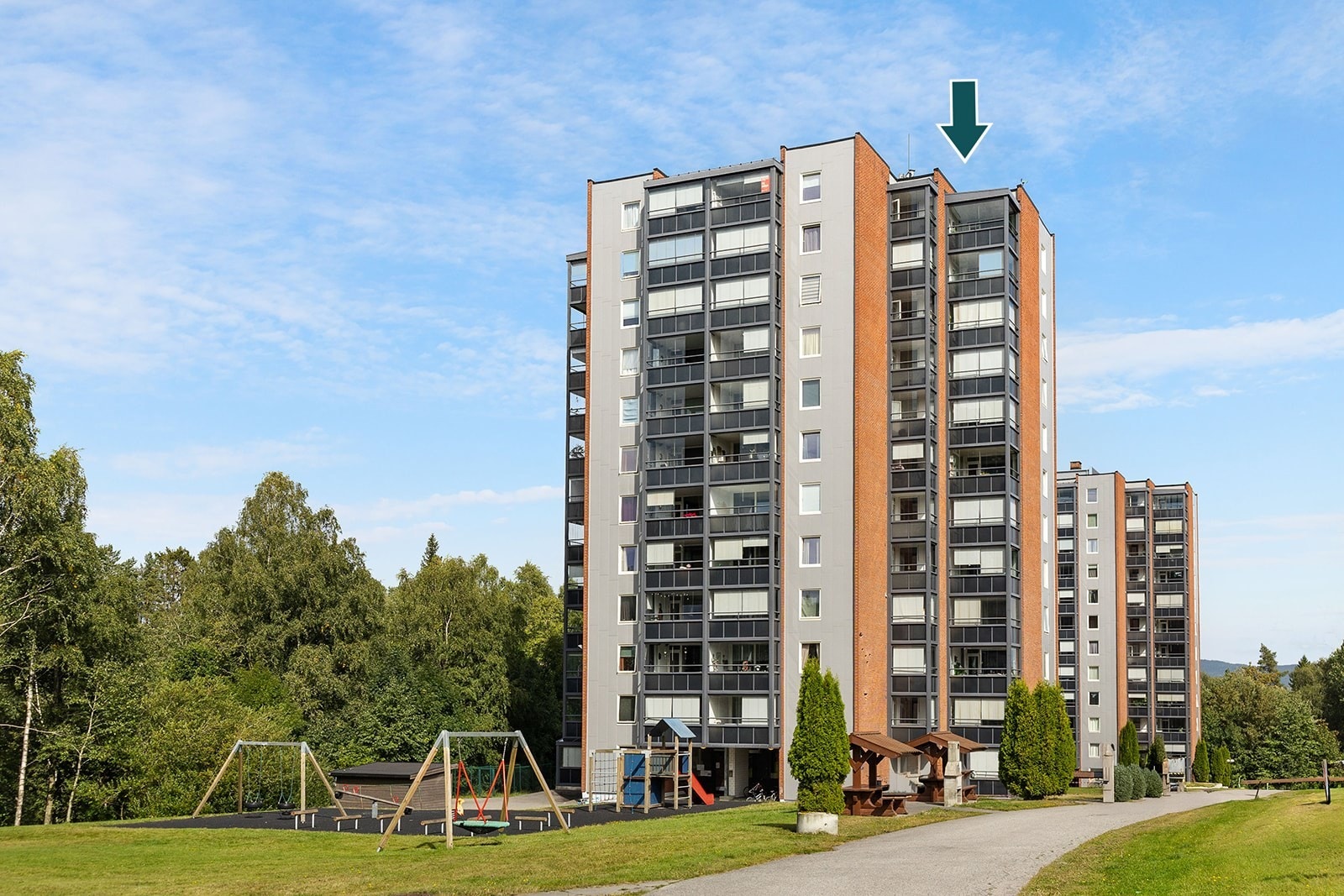DNB Eiendom V/Richard Løyning Arntsen har gleden av å presentere Klyveåsen 7 - Leiligheten ligger i 12. etasje, som også er byggets toppetasje og har enkel adkomst med heis. Leiligheten er del av et trivelig borettslag med pent opparbeidede fellesarealer Galleribilde