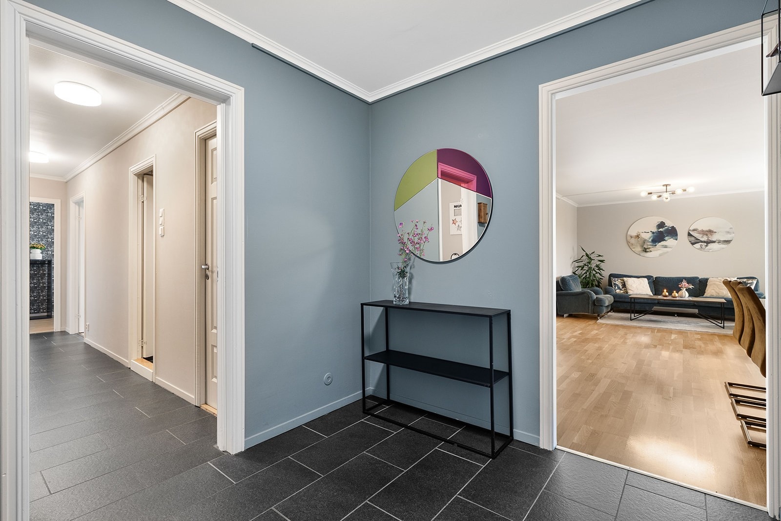 Man ønskes velkommen inn en romslig entré som leder videre til en gang innredet med stor garderobe som gir god lagringsplass til yttertøy og sko. Galleribilde