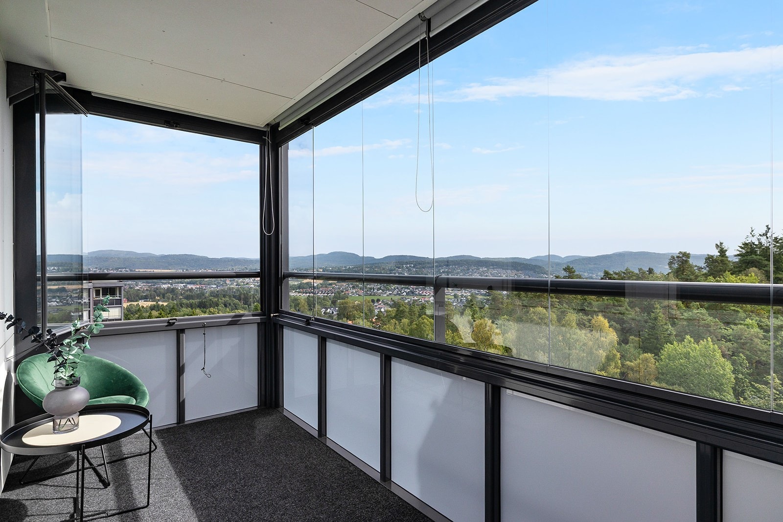 En innholdsrik og flott toppleilighet med god planløsning og nydelig utsikt! Galleribilde