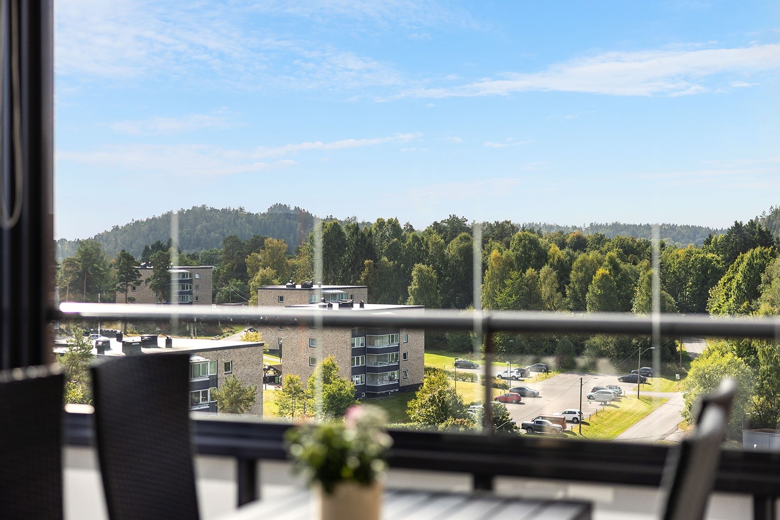 Grønt og åpent utsyn mot fellesarealene og skogholtet. Galleribilde