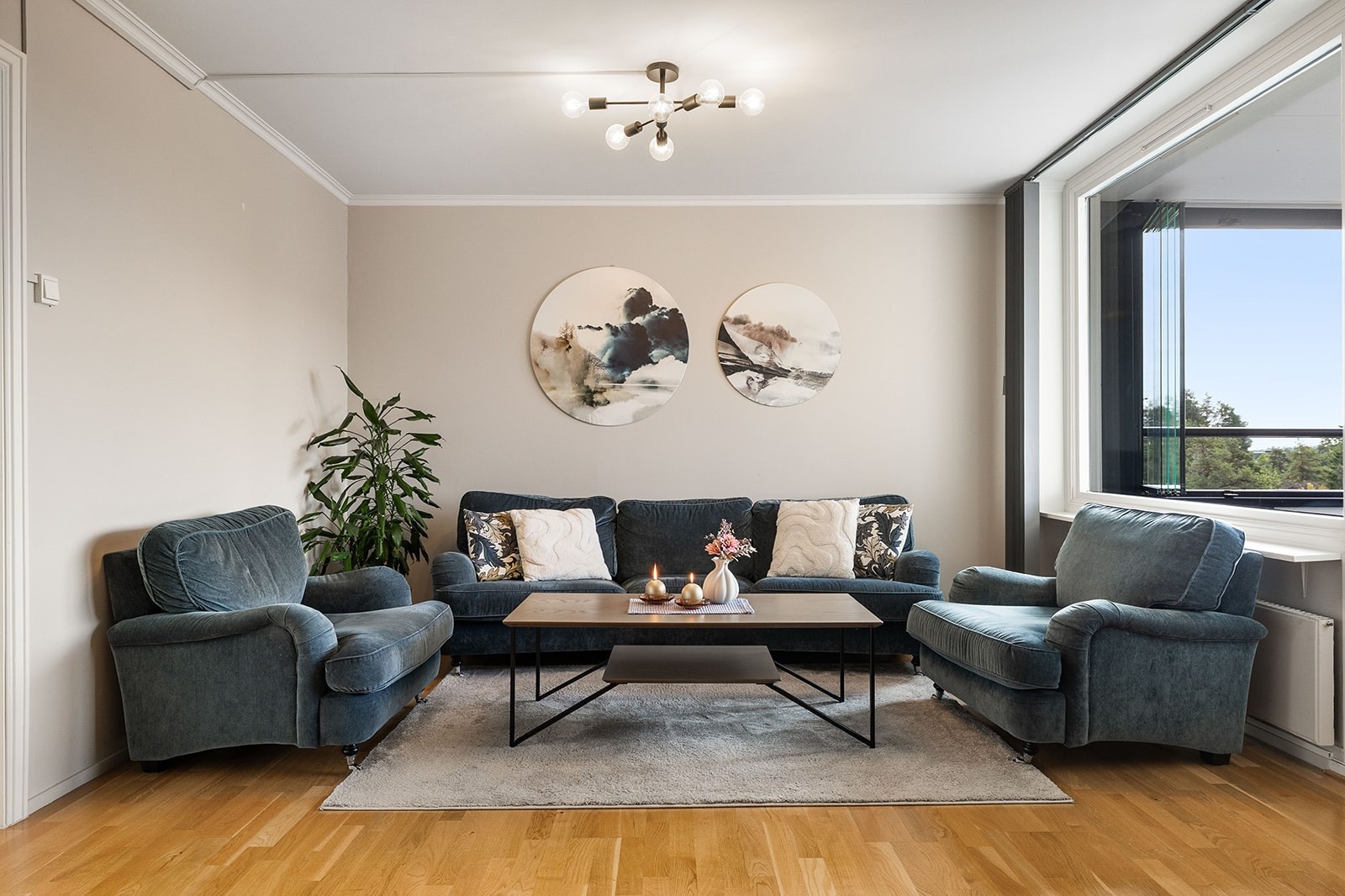 Stuen gir god plass til møblement i flere soner. Galleribilde
