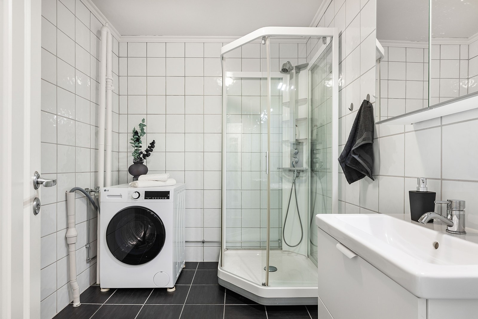 Badet ble modernisert i 2012 og er stilrent innredet med grå fliser på gulvet og hvite fliser på vegg. I gulvet har man også varmekabler for ekstra komfort. Galleribilde