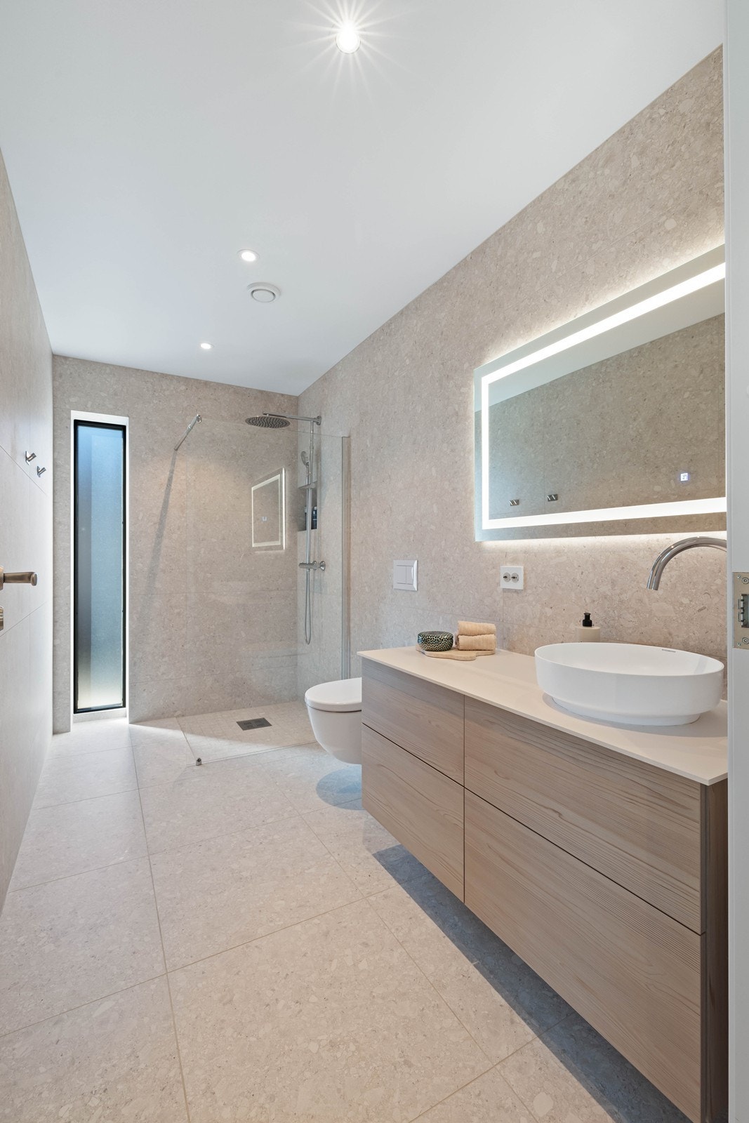 Badet i 2. etasje er stilrent og lekkert Galleribilde