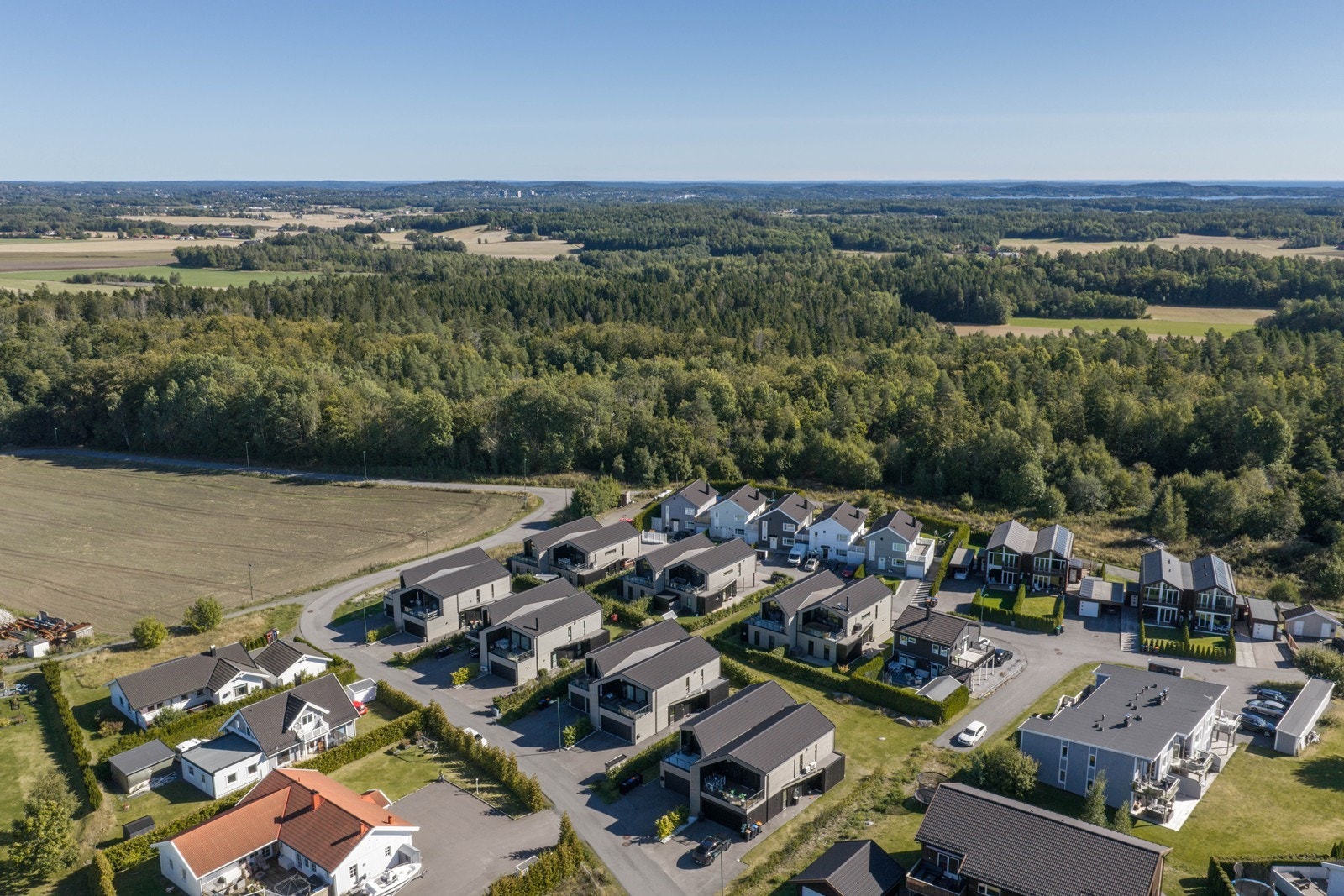 Eiendommen ligger i et rolig og veletablert boligområde på Verningen i Larvik, omgitt av landlige og naturskjønne omgivelser. Galleribilde