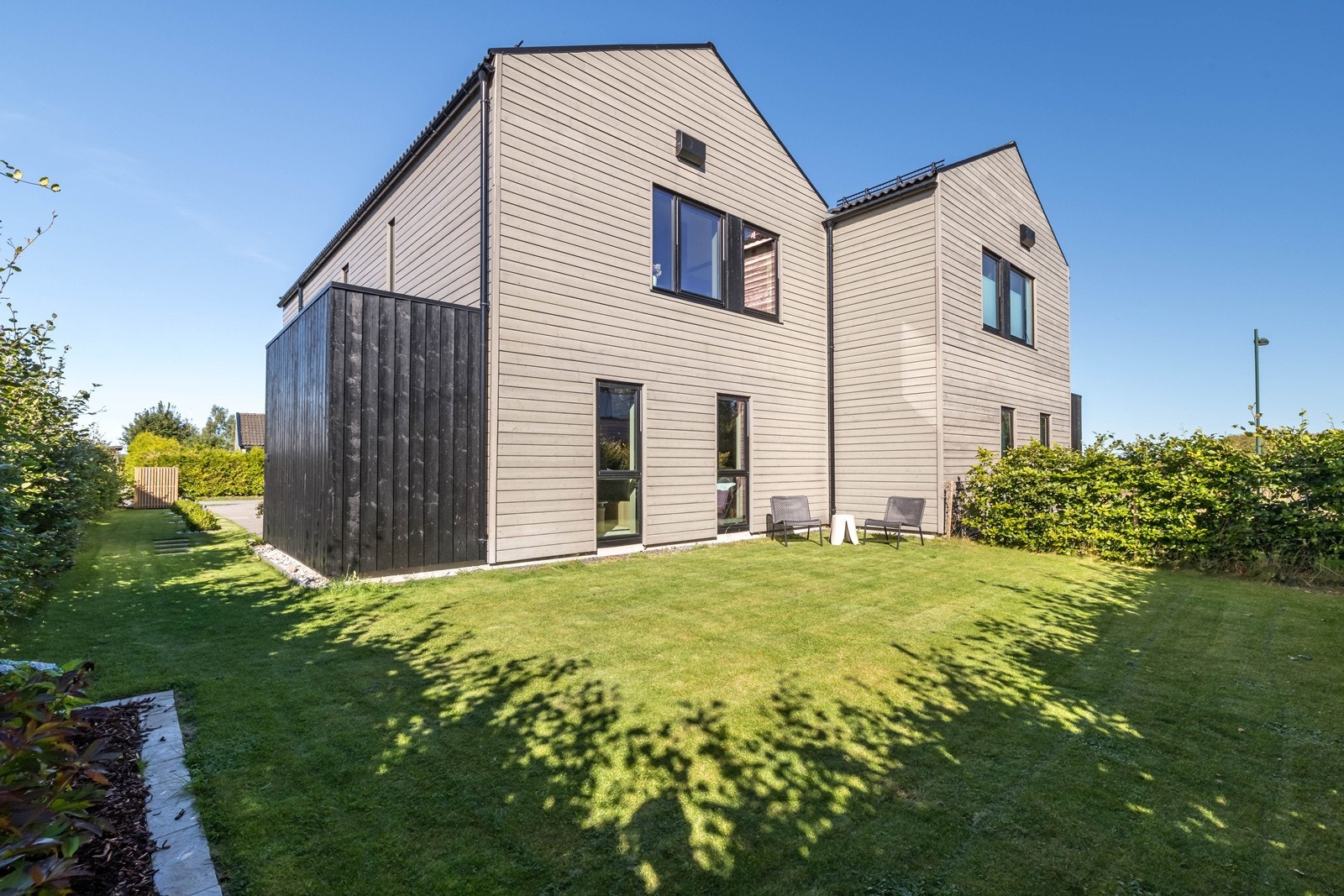 Boligen har en romslig hage - godt med boltreplass. Galleribilde