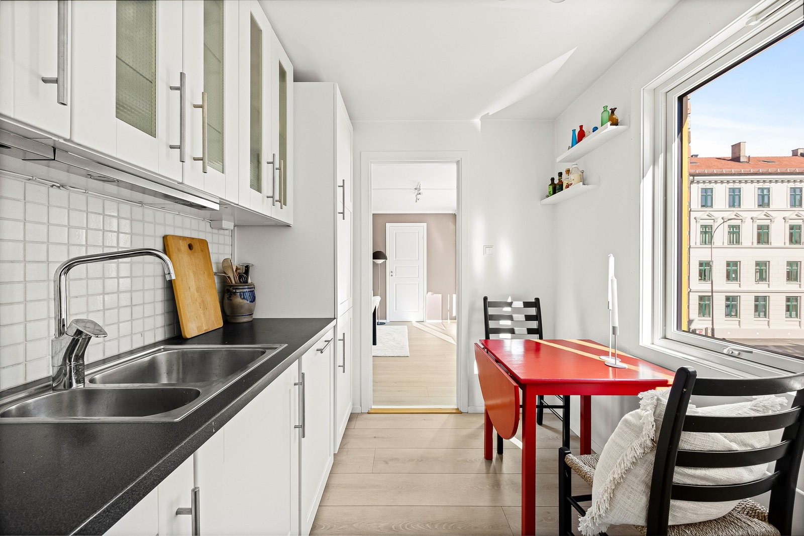 Integrerte hvitevarer inkluderer oppvaskmaskin og kjøl/frys fra Ikea, stekeovn fra Bosch, platetopp fra LG og avtrekksvifte i overskap fra Gorenje Galleribilde