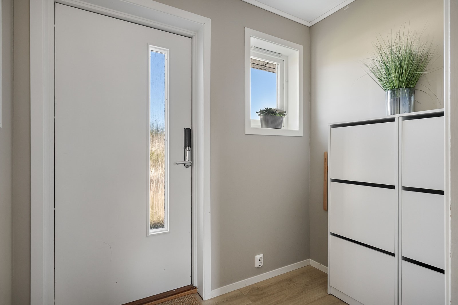 Entré med gulvvarme og plass til garderobeløsning for sko og yttertøy. Galleribilde