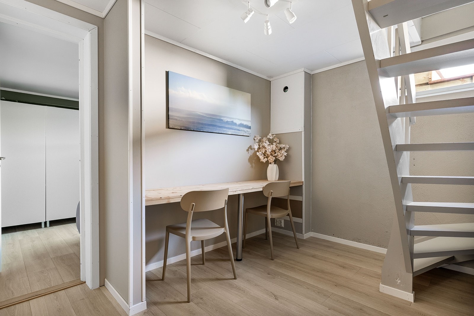 Arealet under trappen i underetasjen er praktisk utnyttet med en skrivepult. Galleribilde