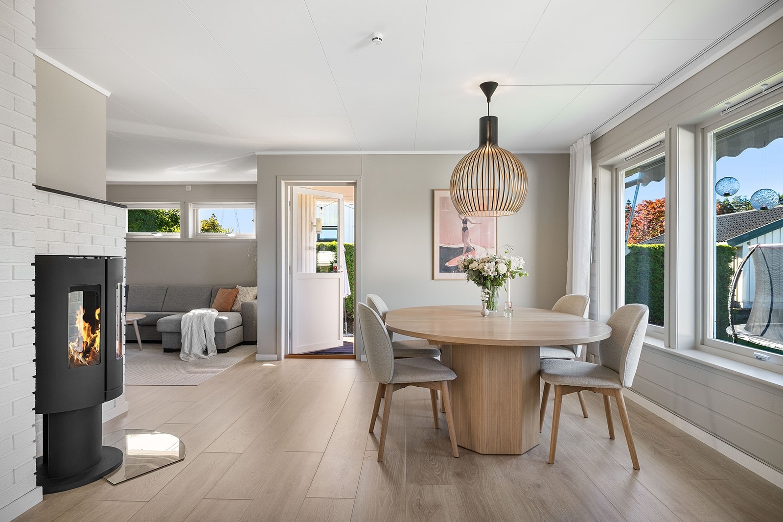 Stuen har god plass til både spisebord og sittegruppe. Galleribilde