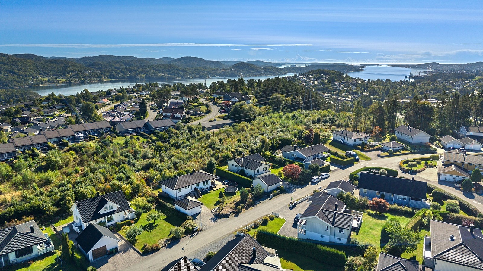 Kort vei til skoler, barnehager, kyststi og badeplasser langs fjorden. Galleribilde