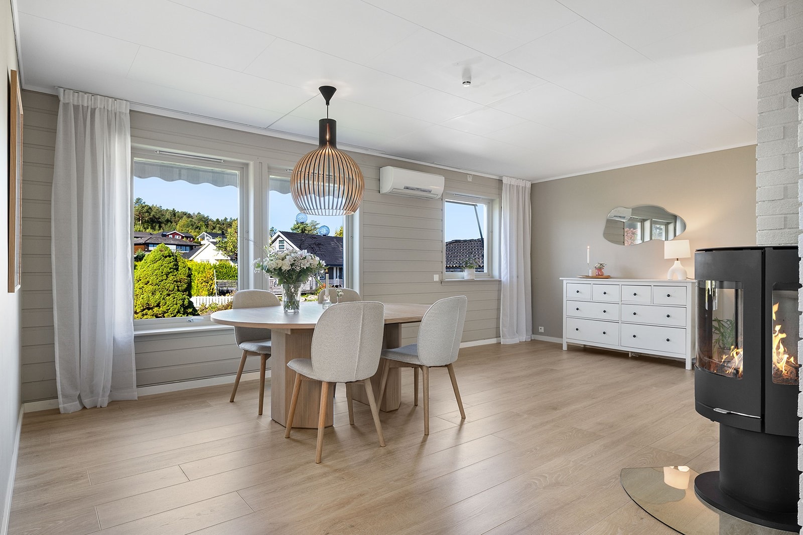 Store vindusflater slipper inn rikelig med dagslys i oppholdsrommet. Galleribilde