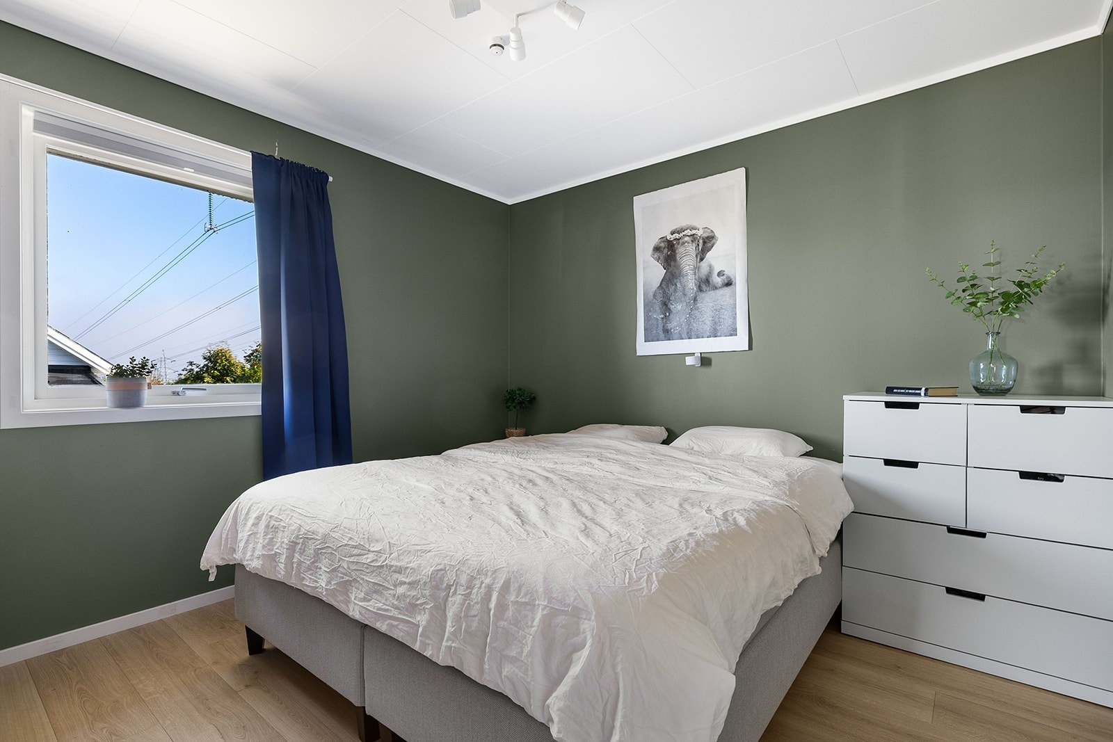 Hovedsoverom med plass til dobbeltseng og kommode. Galleribilde