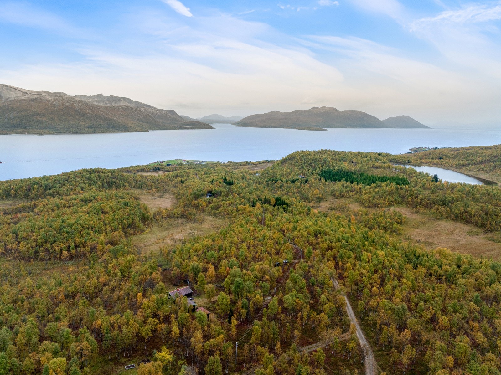 Storslått natur med mange muligheter, og byr på turområder både langs hav og fjell. Galleribilde