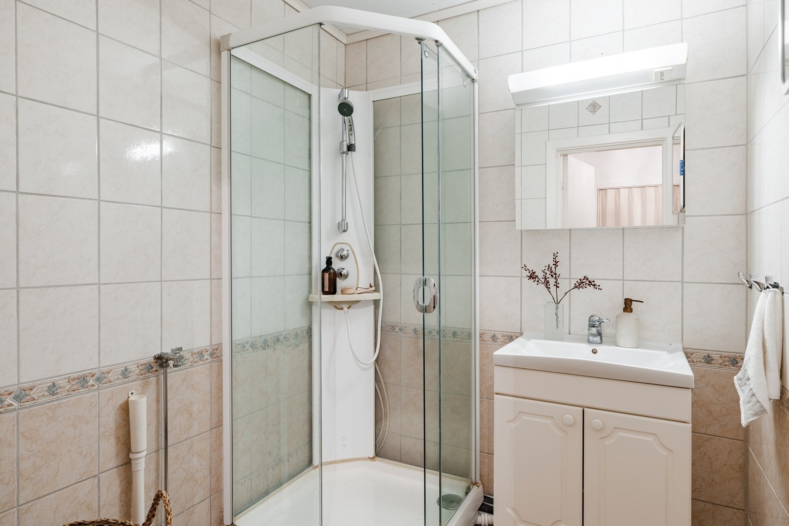 Badet ble oppgradert i 2002, og det foreligger signert samsvarsdokument som omfatter fliser, nytt sluk, Sarnafil banemembran og nye varmekabler. Galleribilde