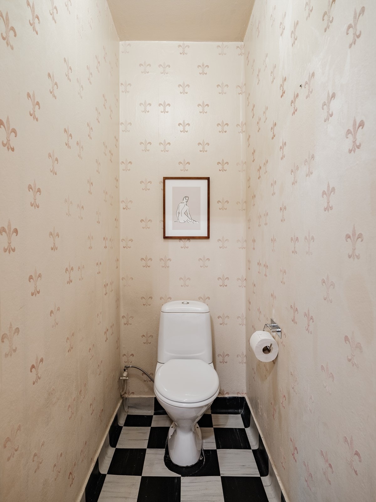 Praktisk separat WC-rom med gulvstående toalett. Rommet har vinylbelegg på gulv og tapet på veggene. Separat WC er en praktisk løsning som gjør at bad og toalett kan benyttes uavhengig av hverandre. Galleribilde