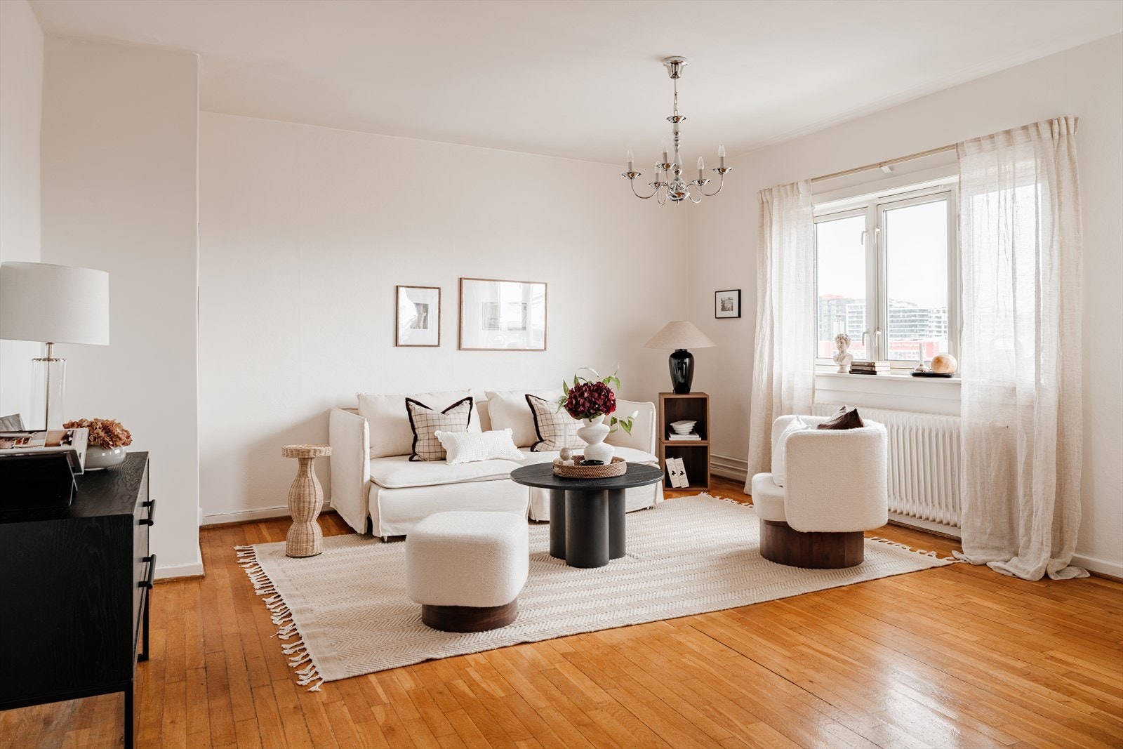 De store vindusflatene gir godt med naturlig lys. Galleribilde