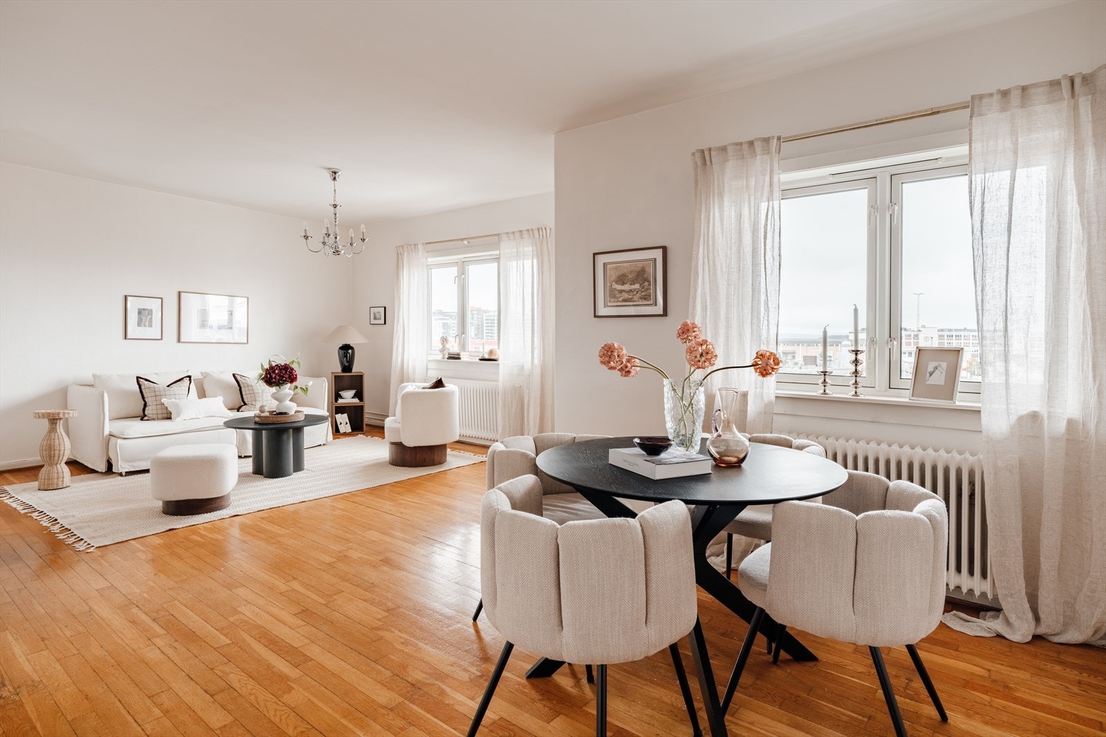 I stuen er det god plass for en større spisegruppe. Galleribilde
