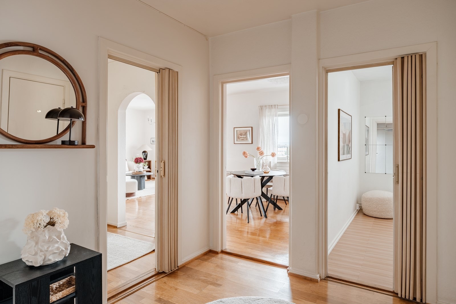 Romslig hall med plass til garderobeløsning eller annet ønskelig møblement. Galleribilde