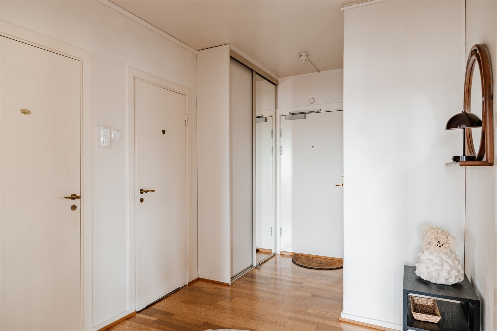 Entréen ligger sentralt i leiligheten og gir videre adkomst til soverom, bad, separat WC og forstue. Gulvet er belagt med parkett. Galleribilde