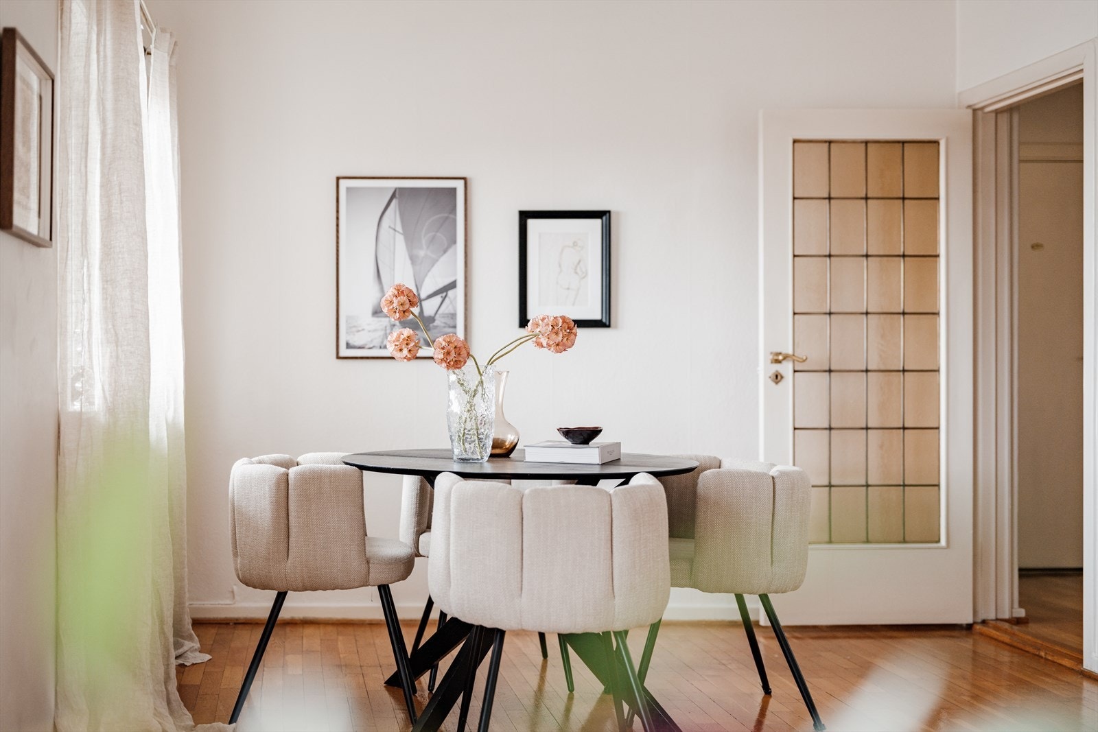 Vannbåren varme med radiatorer, tilknyttet sameiets felles varmeanlegg gir leiligheten en lun varme. Galleribilde