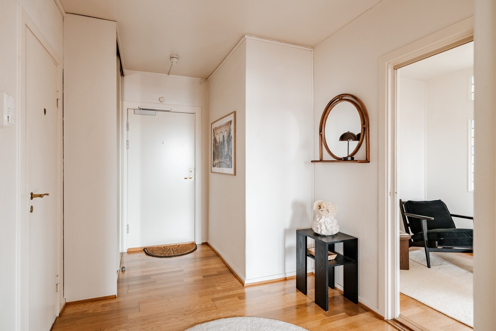 Romslig entré med god plass til yttertøy og sko. Her er det skyvedørsgarderobe som gir praktisk oppbevaringsplass. Galleribilde