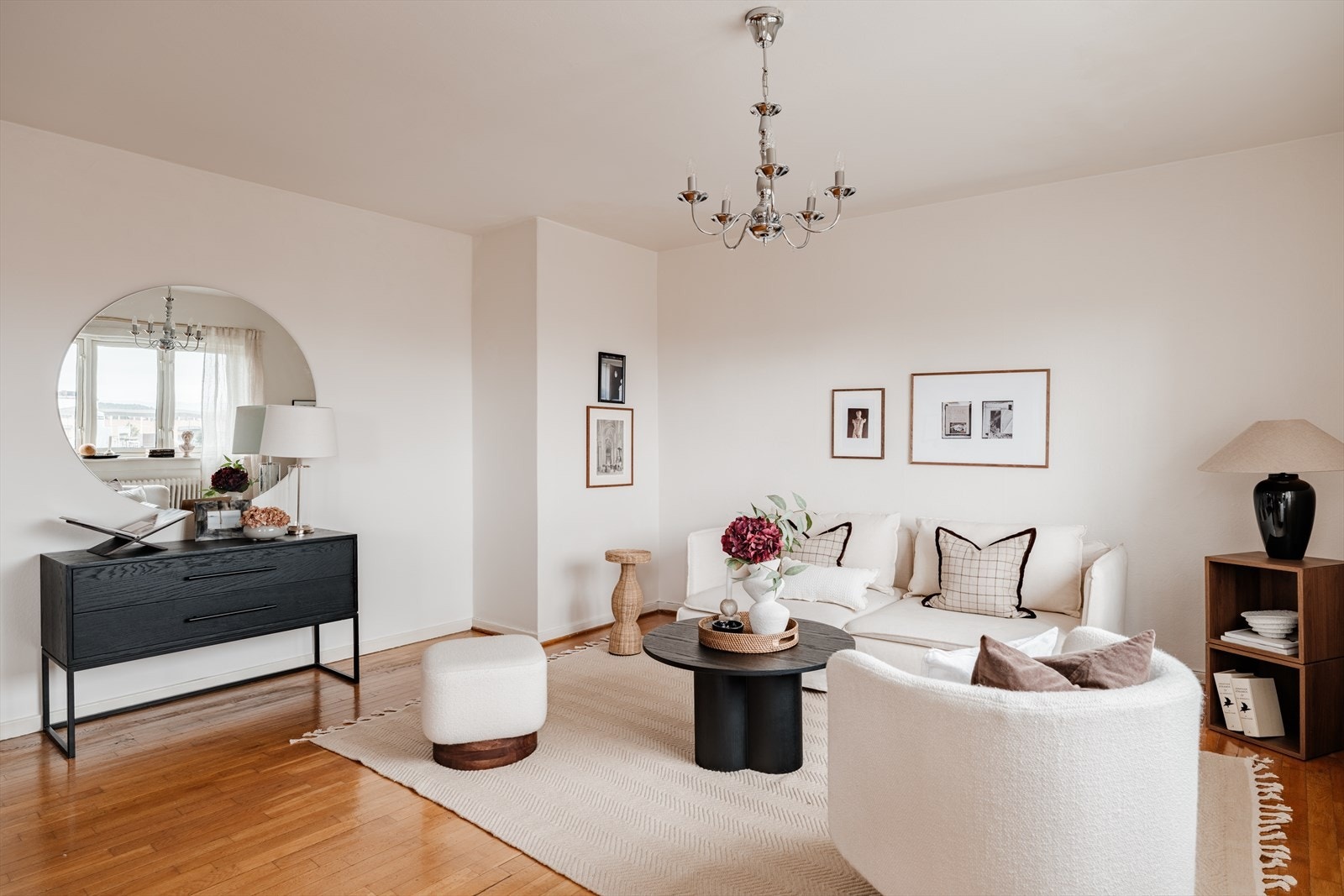 En lys og meget smakfull leilighet med plass til hele familien. Galleribilde