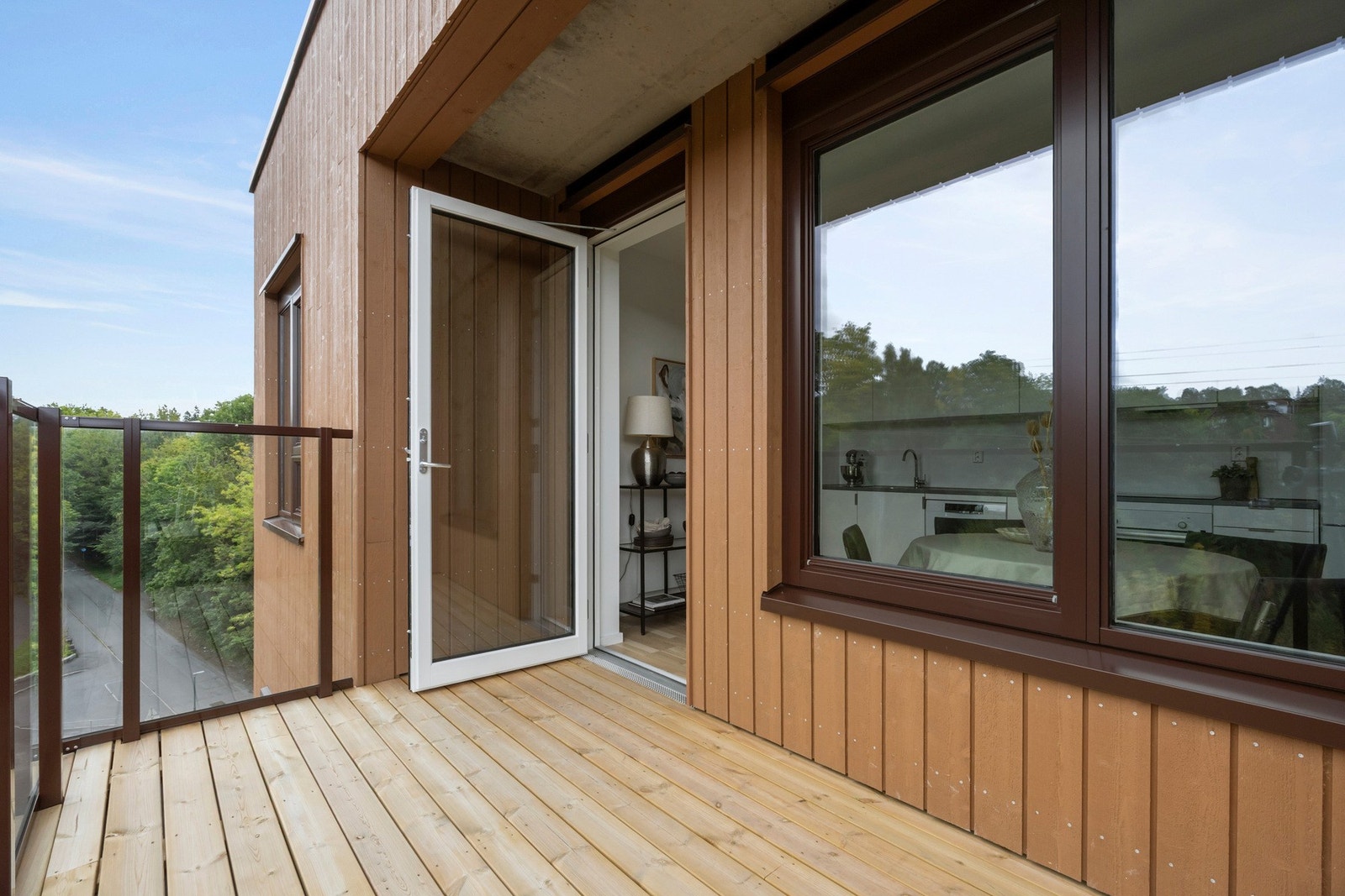 Romslig balkong og topp solforhold! Galleribilde