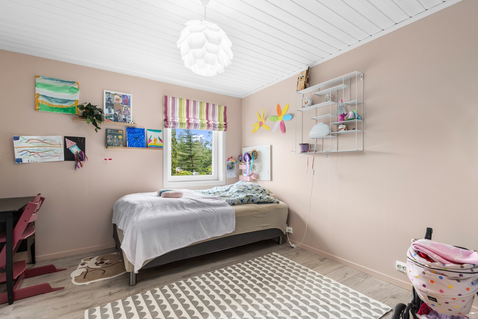 Trivelig soverom med godt lysinnslipp og plass til ønsket innredning. Galleribilde