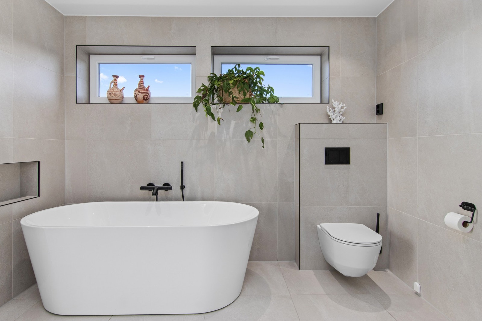 Delikate materialvalg og moderne løsninger gir badet et stilrent og tidløst uttrykk. Galleribilde