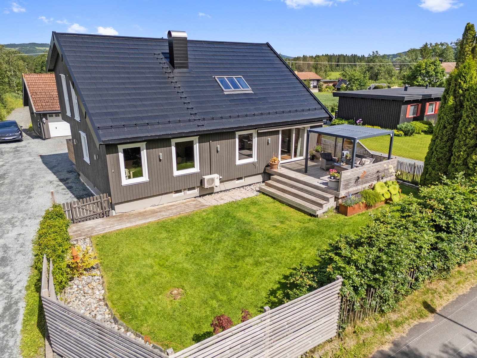 Solrik og skjermet hage gir gode muligheter for lek, aktivitet og avslapning. Galleribilde