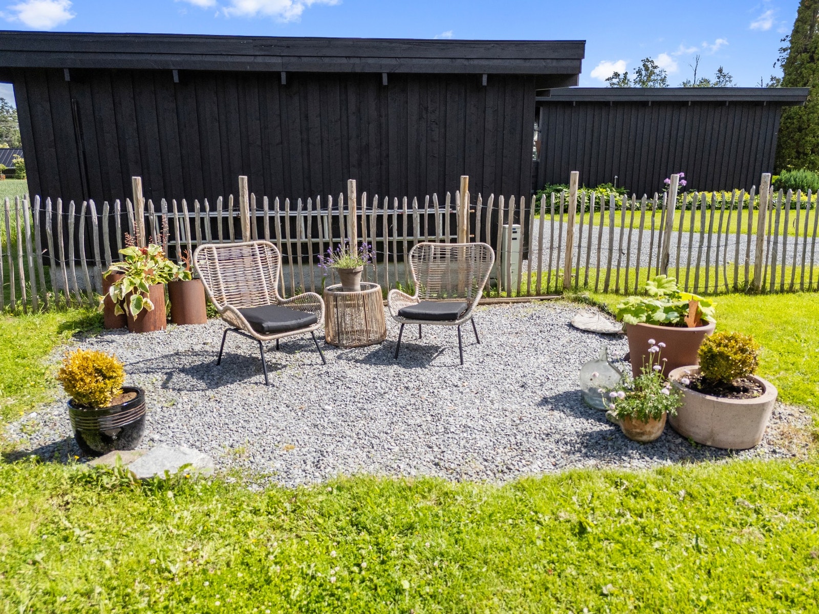 Flere oppholdsplasser på tomten gir gode muligheter til å følge solen gjennom dagen. Galleribilde