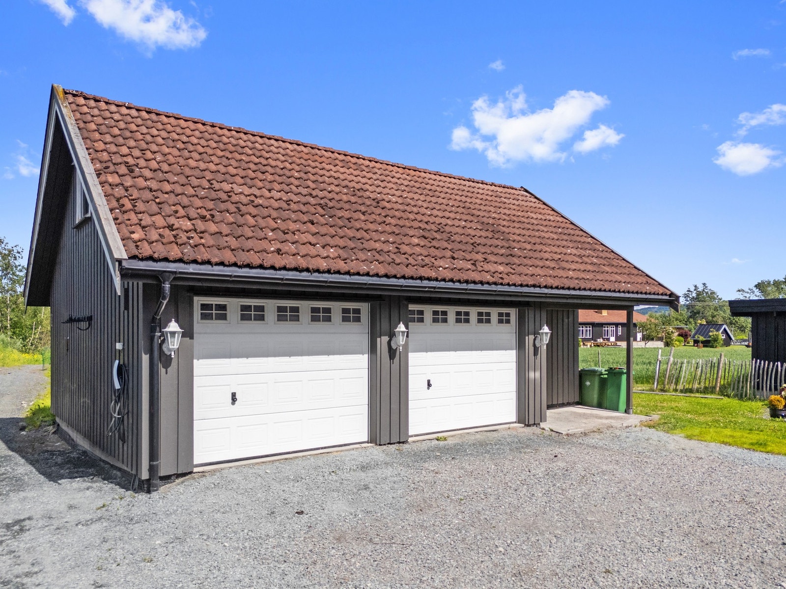 Dobbelgarasje med gode oppbevarings- og parkeringsmuligheter. Galleribilde