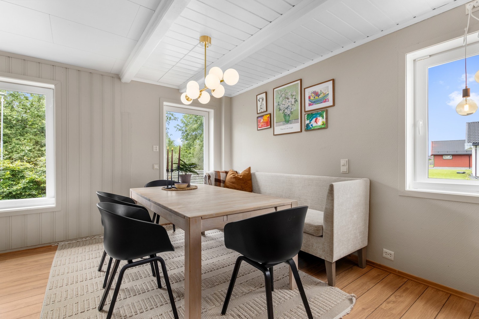 Lys og hyggelig spiseplass med god plass til familie og gjester. Galleribilde