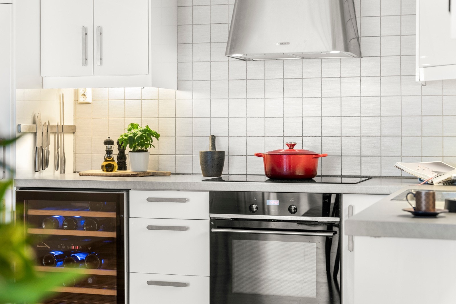 Praktisk med fliser over benkeplaten. Galleribilde