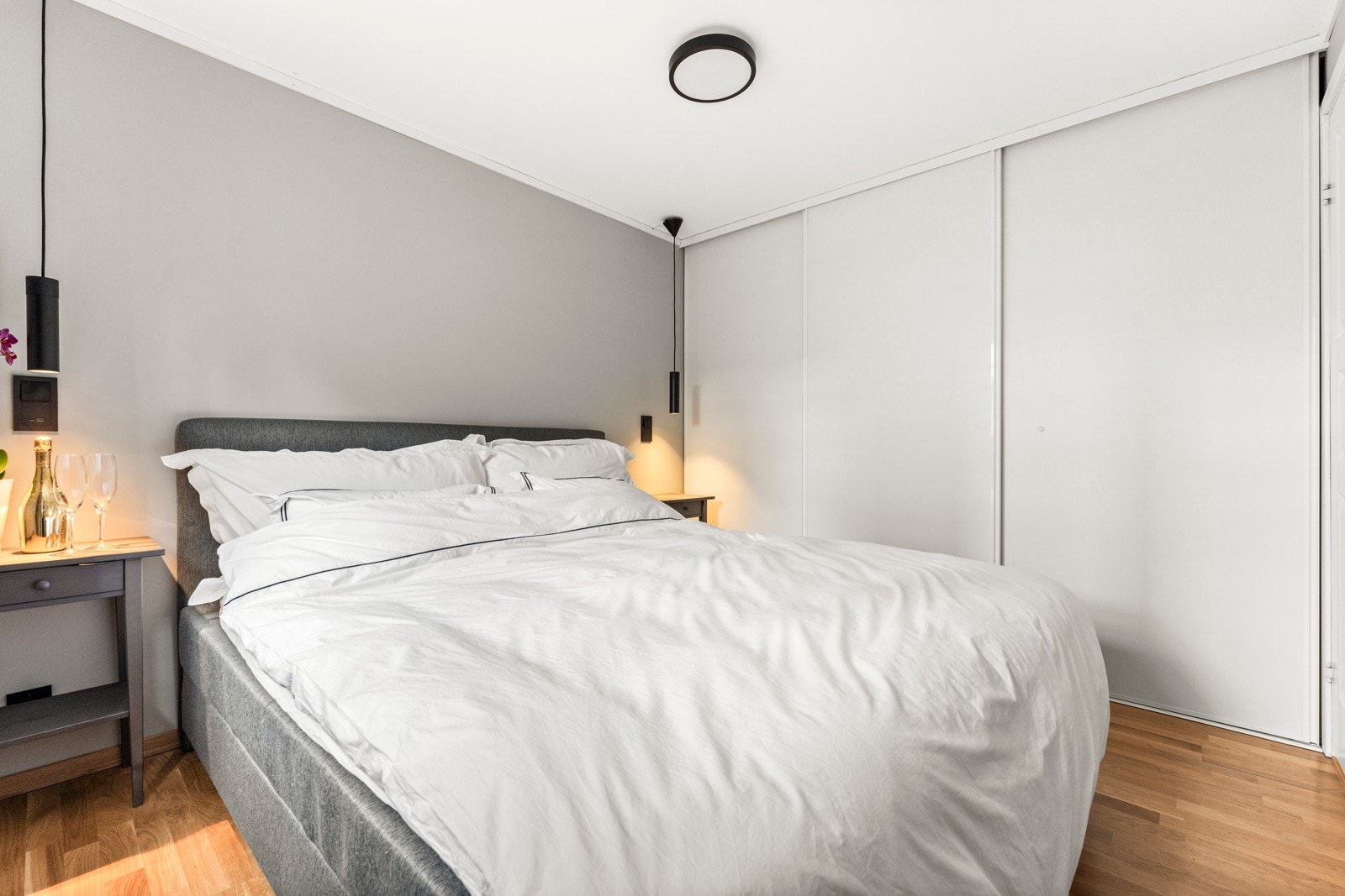 Soverommet er utstyrt med en stor skyvedørsgarderobe med gode oppbevaringsmuligheter. Galleribilde
