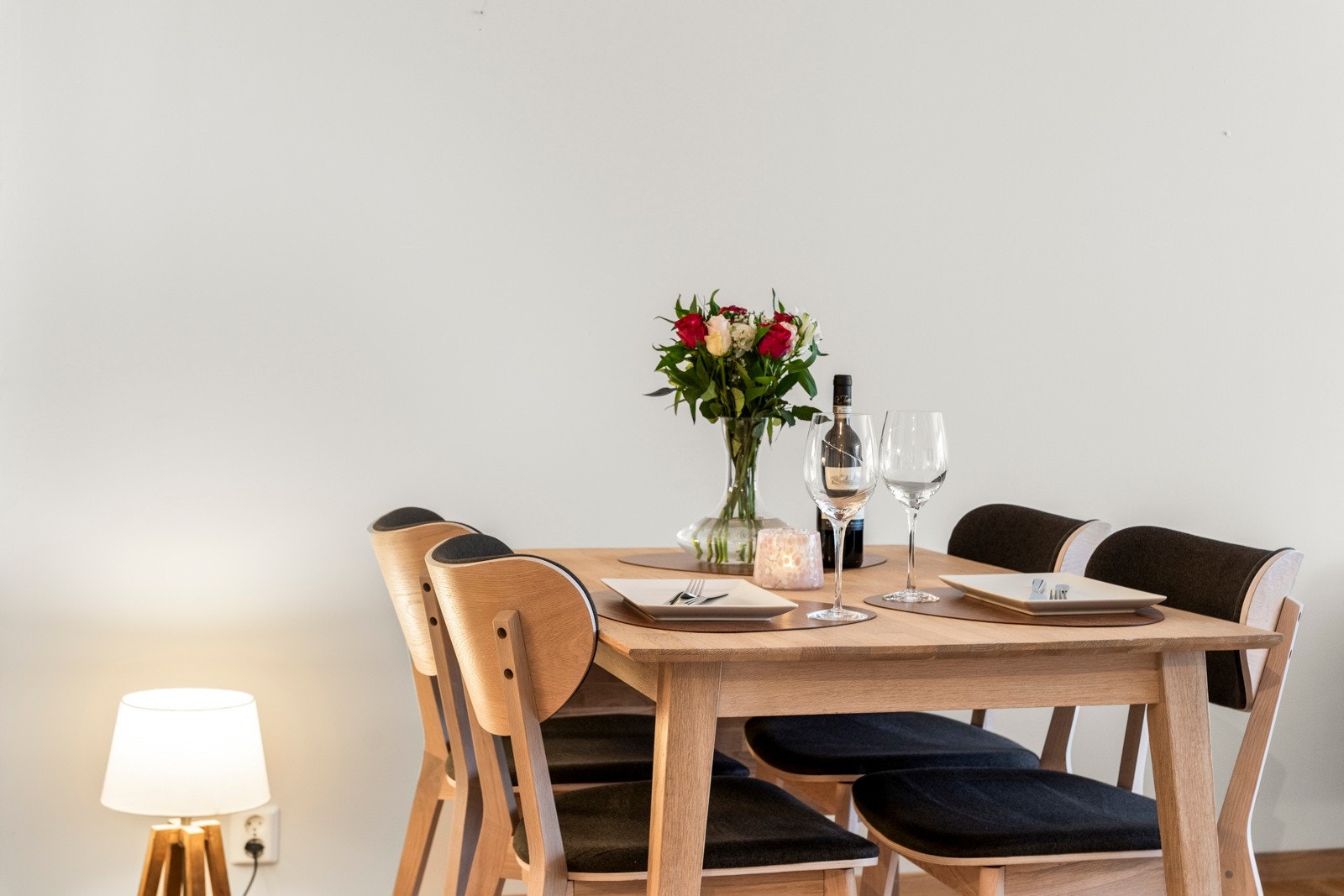 Stuen har god plass til stort spisebord. Galleribilde