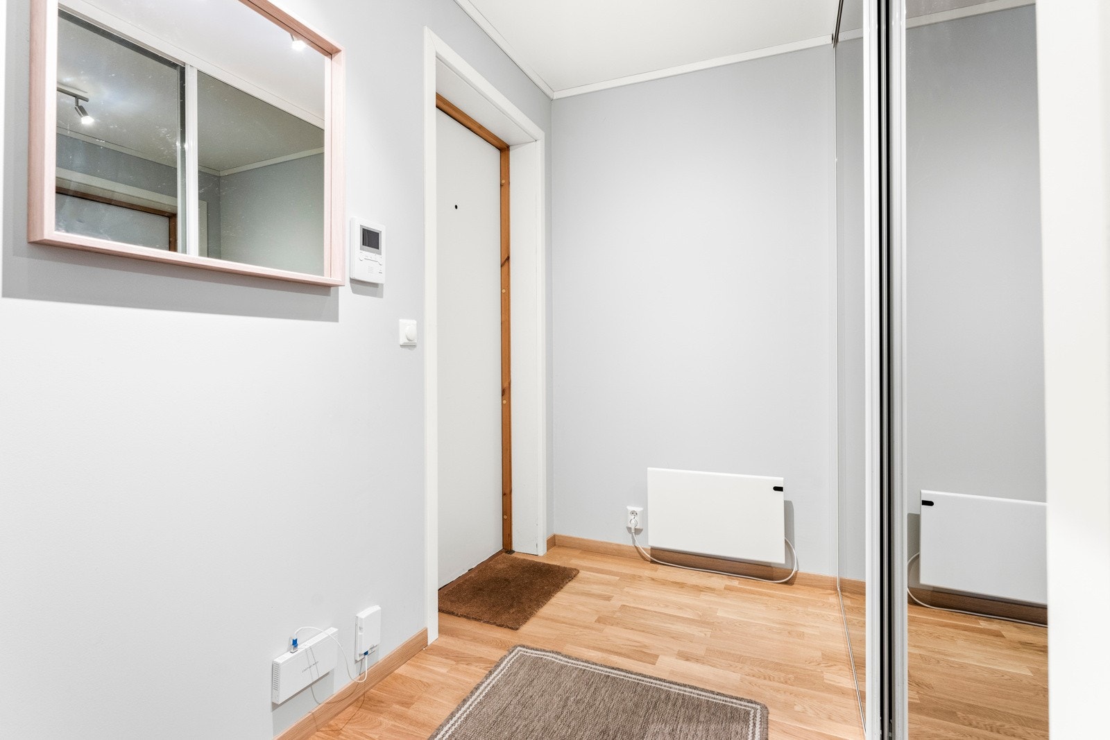 Her har du en romslig gang med mulighet for oppbevaring av yttertøy i skyvedørsgarderobe. Galleribilde