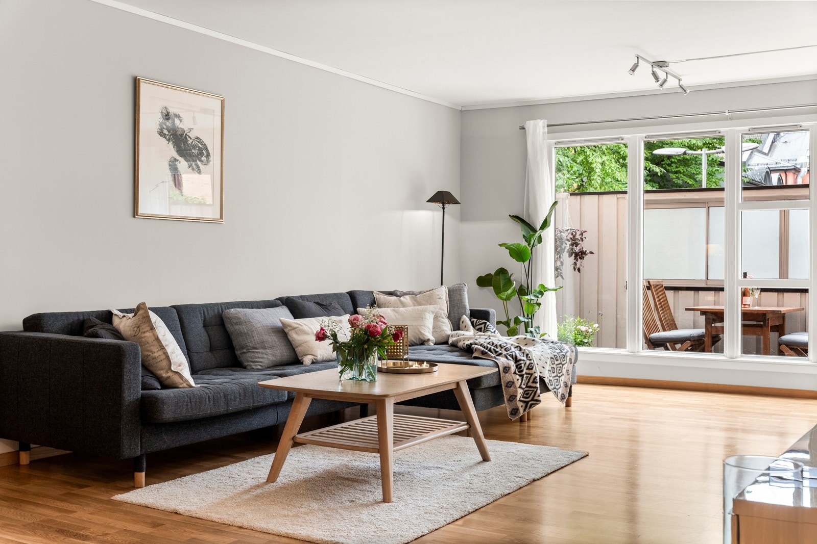 I stuen er det god plass til sofagruppe, spisestue og bra med veggplass for hyller og tv-benk. Galleribilde